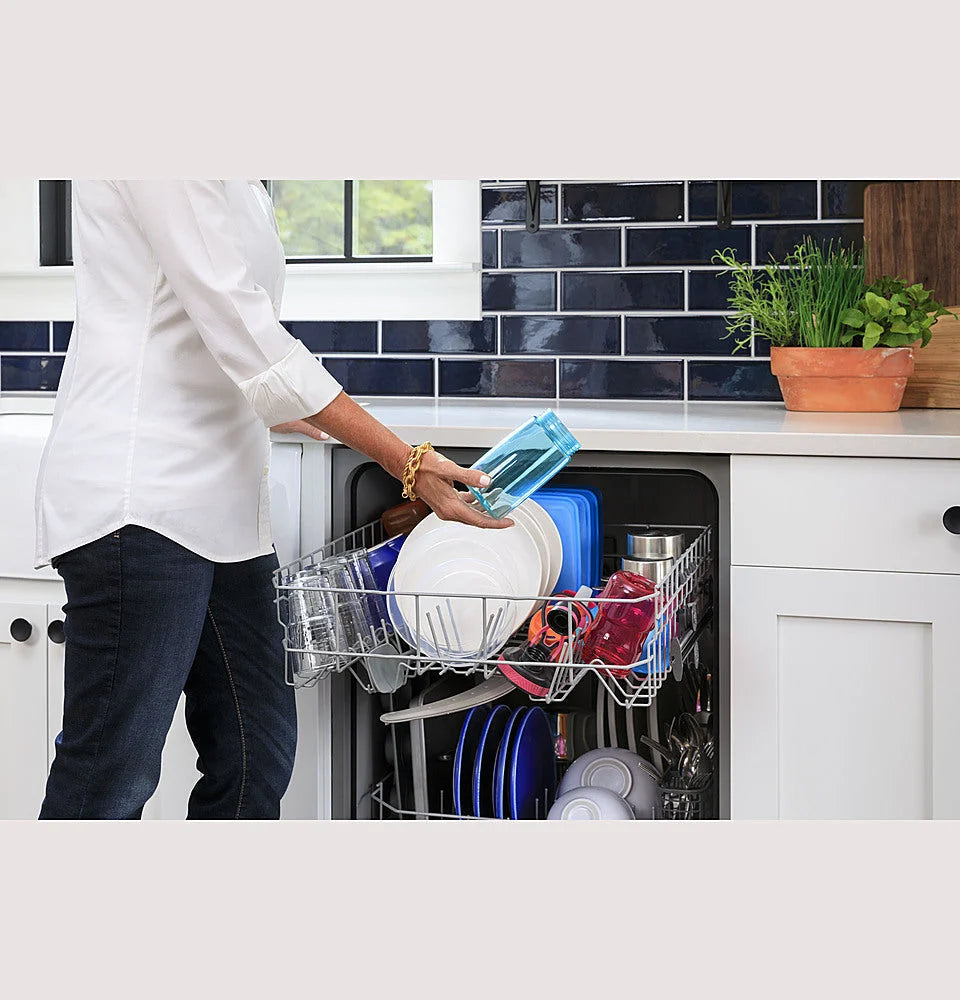 GE - Front Control Dishwasher with 60dBA - Black