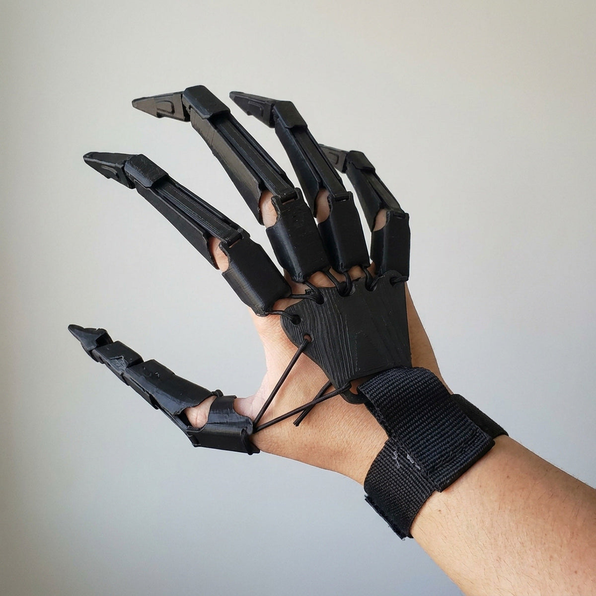 Articulated Skeleton Finger Extensions with Flexible Moving Joints for Halloween Cosplay