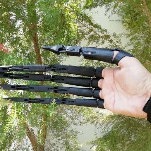 Articulated Skeleton Finger Extensions with Flexible Moving Joints for Halloween Cosplay